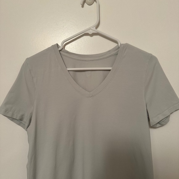 Lululemon Love Tee Short Sleeve V-Neck T-Shirt in Ocean Air - Picture 4 of 6